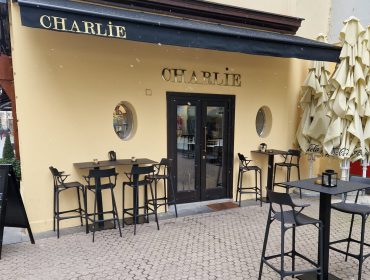 Drvena ulazna vrata - Charlie kafić